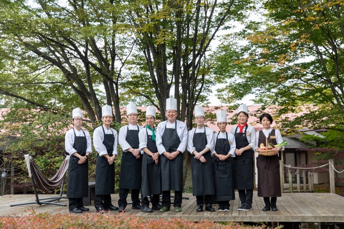野菜ソムリエたちが目の前で作る出来たての料理をお客様の手へ